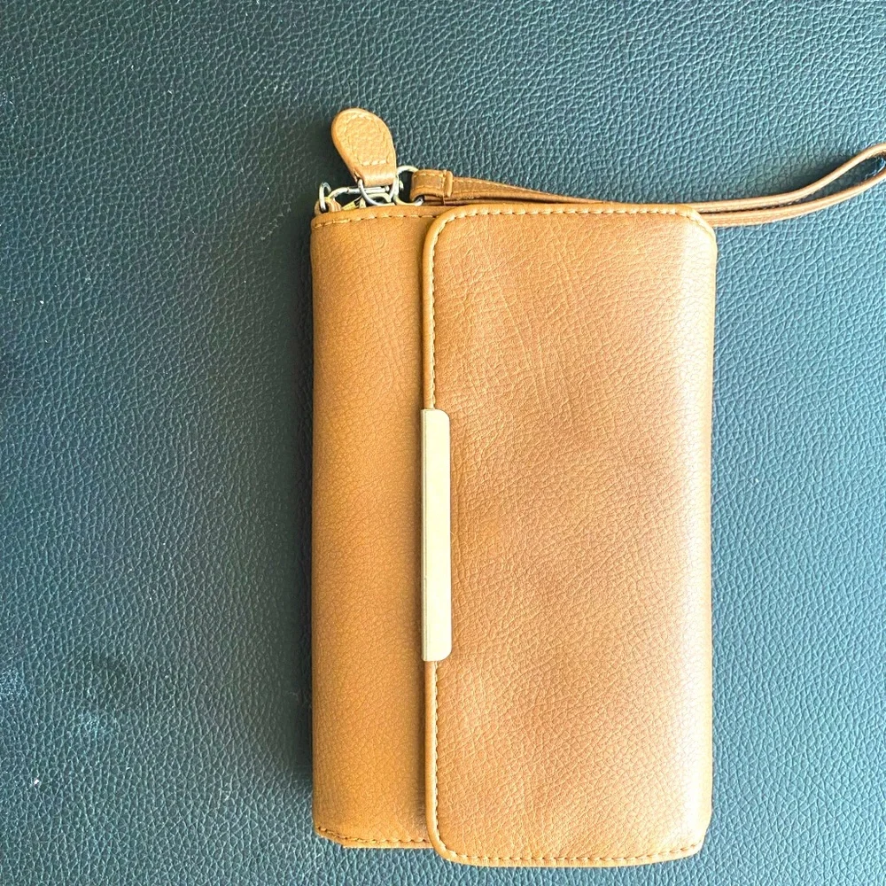 Multiple compartment wallet - Picture 1 of 4